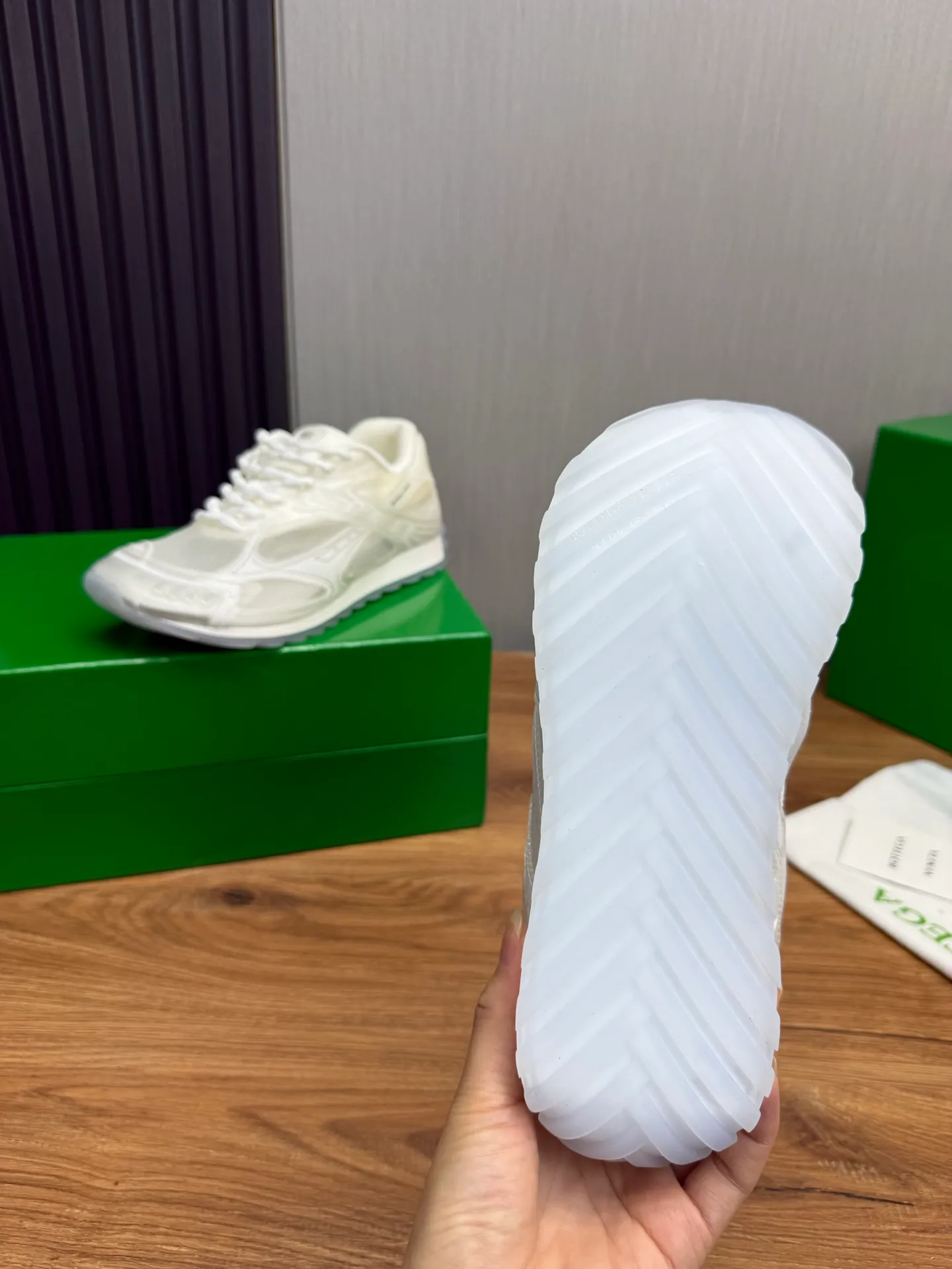 Men's men's shoes 💰620💰 BV top version 𝘽𝙊𝙏𝙏𝙀𝙂𝘼 𝙑𝙀𝙉𝙀𝙏𝘼 Orbit sneakers Wang Yibo same style couple style dad shoes 🩷💚 Runner sneakers, made of lightweight technical mesh fabric. Features a geometric patterned rubber outsole. Pay attention to the package craftsmanship ❕ High version shipping ❗️ Very nice, durable to play with and durable to make ✔️ Standard version 💯💯 The outsole is made of color-blocked TPU outsole. Women’s model 35-41 (40 41 customized) Men’s model 39-46 (45.46 customized) Equipped with original packaging
